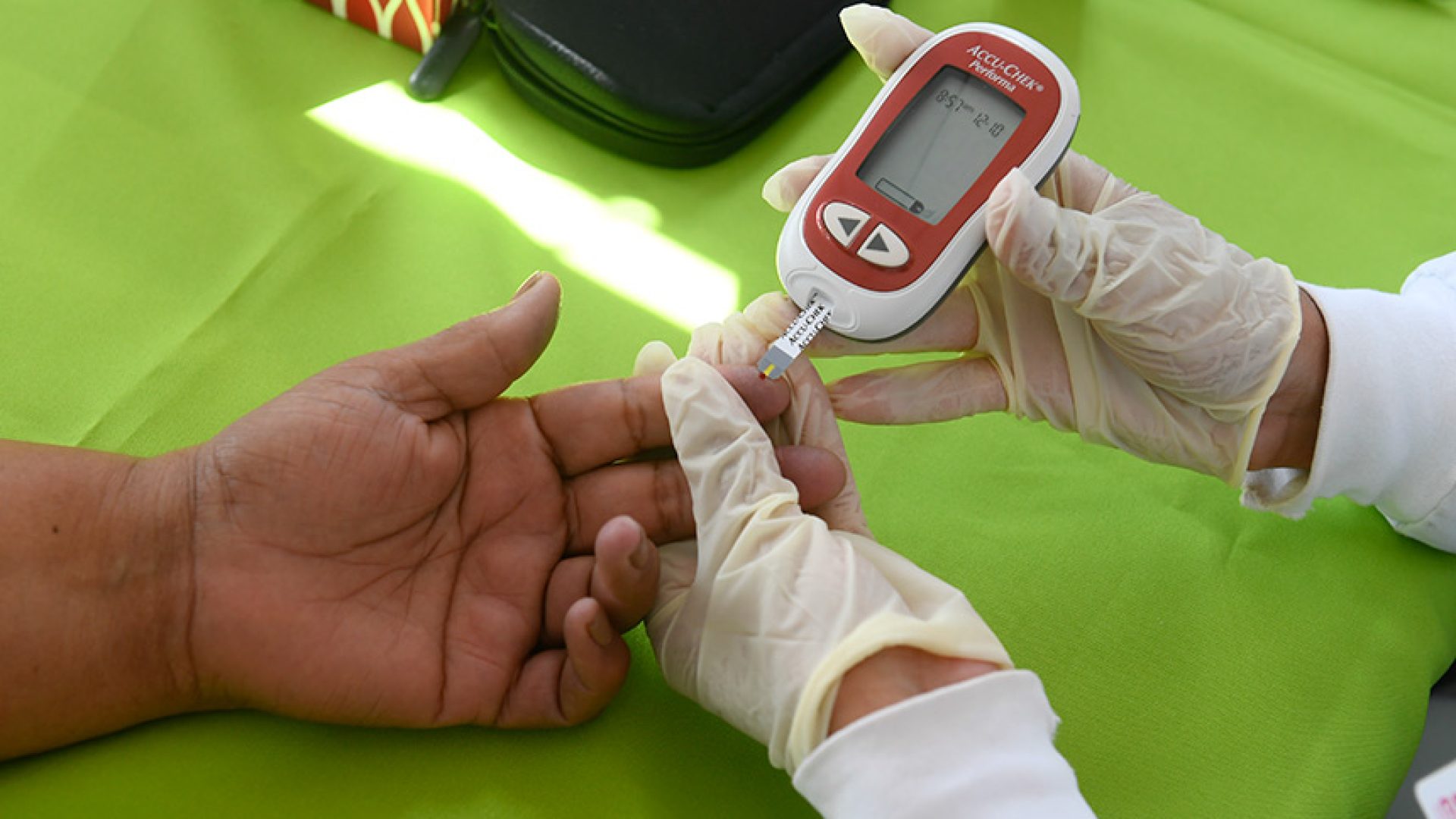 Os  estandes do SIS são destinados para recepção dos participantes, medição de glicemia capilar, aferição de PA (pressão arterial) com pessoal de enfermagem, biometria (medida de peso, altura, índice de massa corporal, cintura e quadril), com médicos para orientações gerais e/ou quando o participante apresentar alteração nos exames de triagem.
