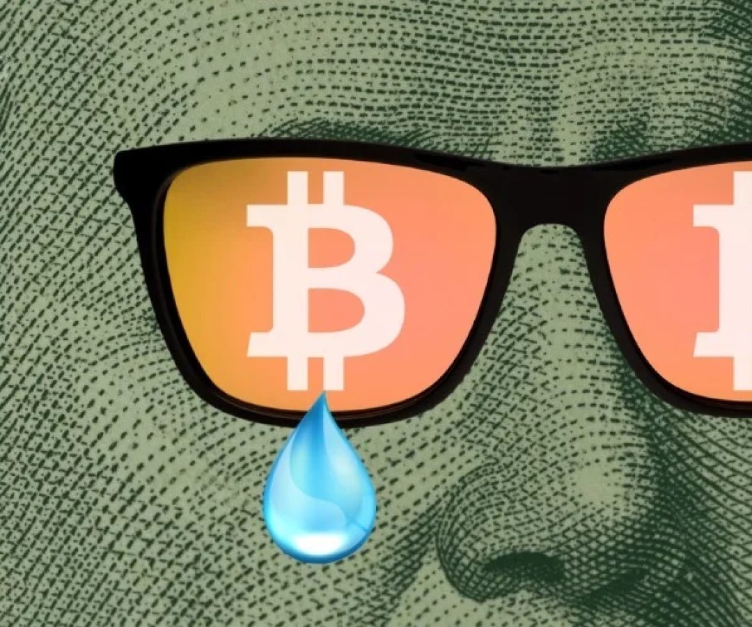 Ilustração do rosto de Benjamin Franklin em uma nota de dólar americano usando óculos escuros. Nas lentes dos óculos está refletido o símbolo do Bitcoin em laranja e branco, com uma lágrima azul caindo do canto da lente esquerda, simbolizando a queda e a tristeza no mercado cripto.