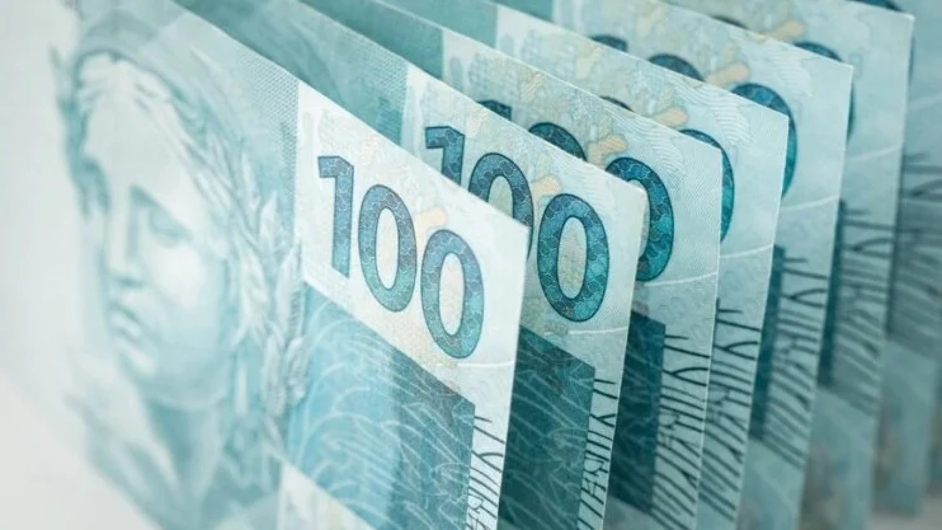 Estratégia de Renda: As ações que pagam mais de 14% e superam a barreira da Selic FIIs em agosto reúne dezenas de pagamentos de dividendos. Dinheiro, Real