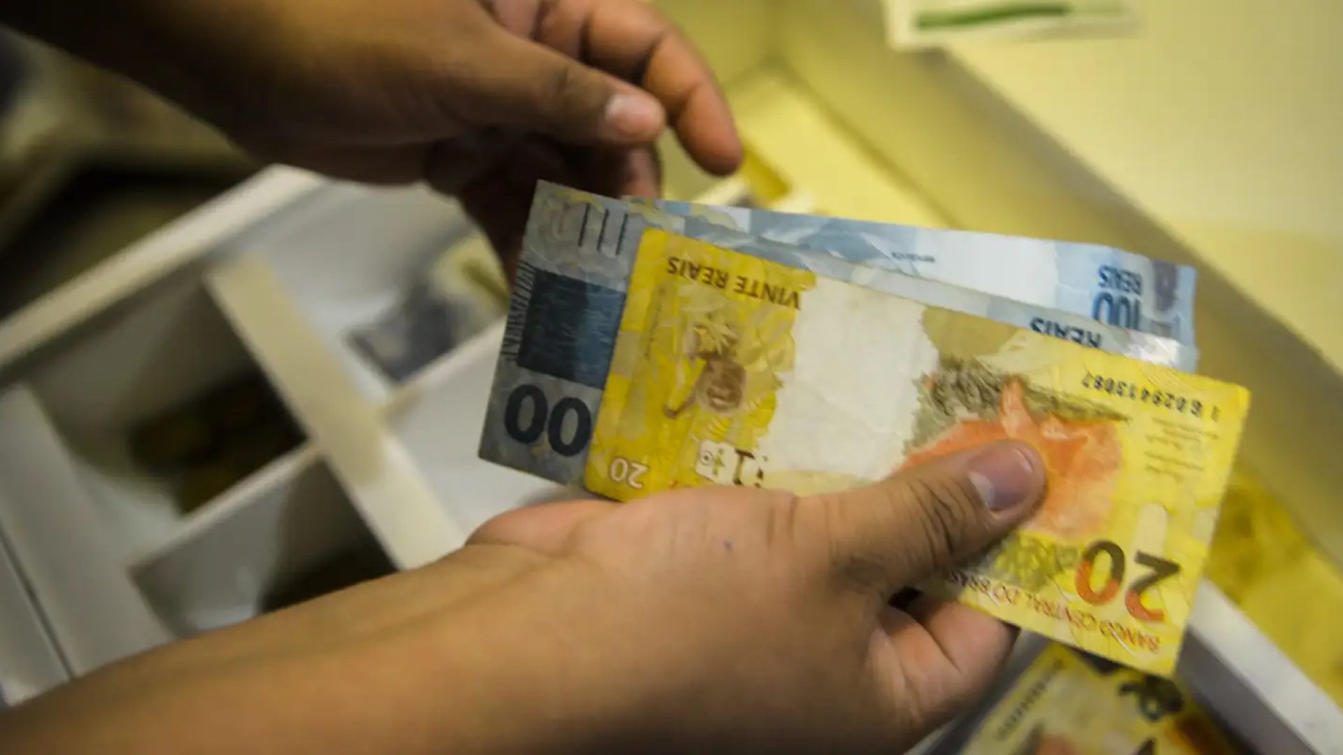 Lote extra de R$ 156,4 milhões do abono salarial será pago hoje
