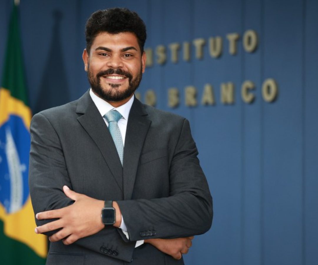 Conheça a história do diplomata que se formou pelo Prouni