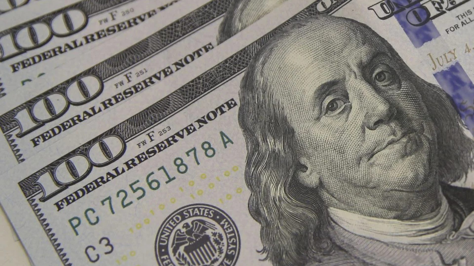 Dólar cai e Ibovespa tem recorde pós juros animando o mercado; o que esperar de 2024?