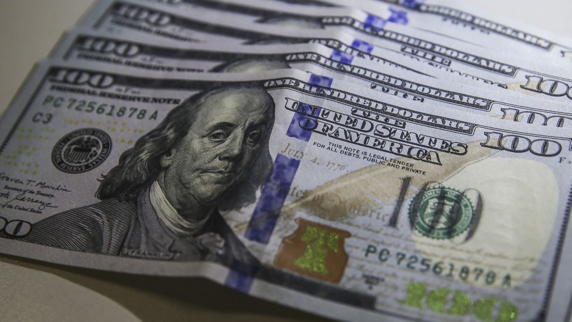 Dólar cai para R$ 5,20 e atinge menor valor em 20 meses