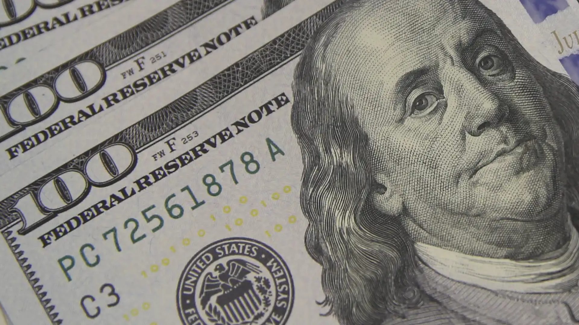 Dólar cai a R$ 5,08 e atinge menor valor em um mês