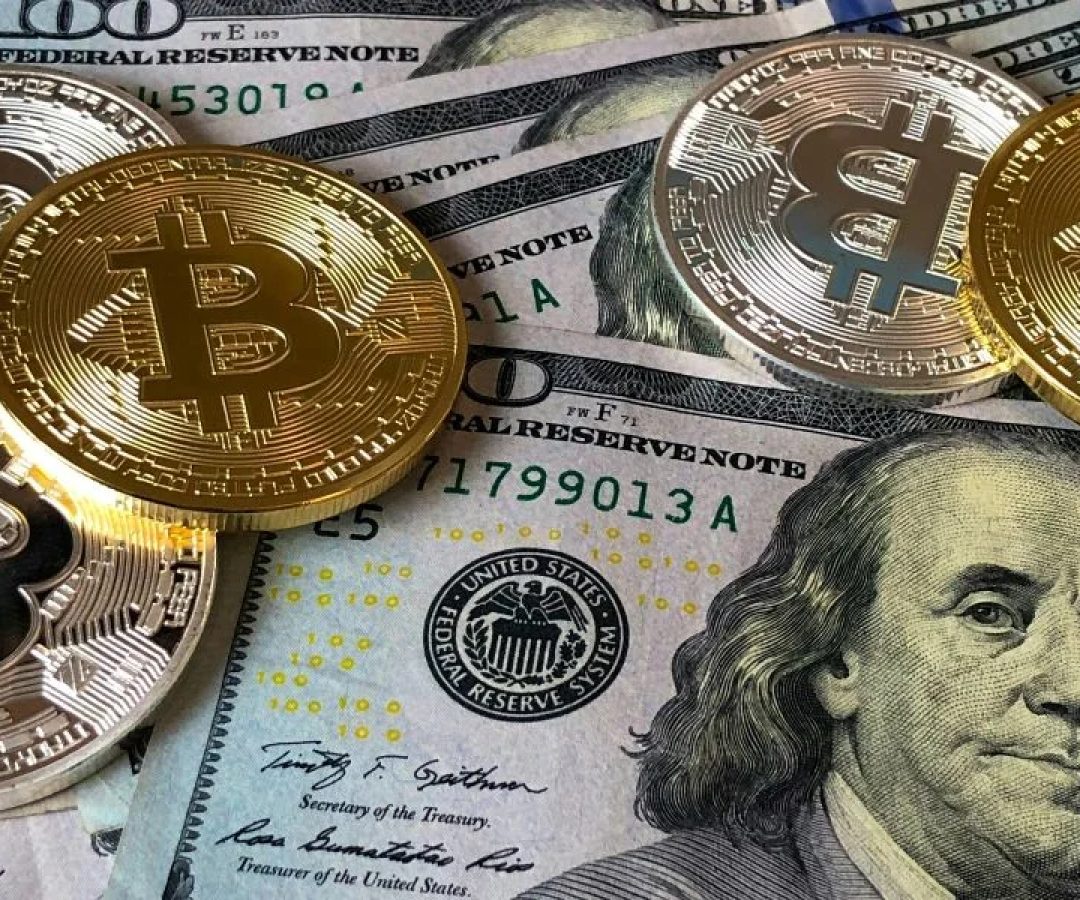 Dólar avança após governo aumentar alíquotas no IOF e Ibovespa recua com exterior desfavorável e medidas locais no radar ; bitcoin