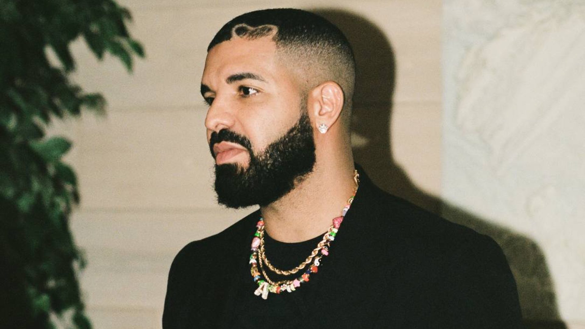 Com três novos álbuns, Drake continua o rapper que todos amam odiar