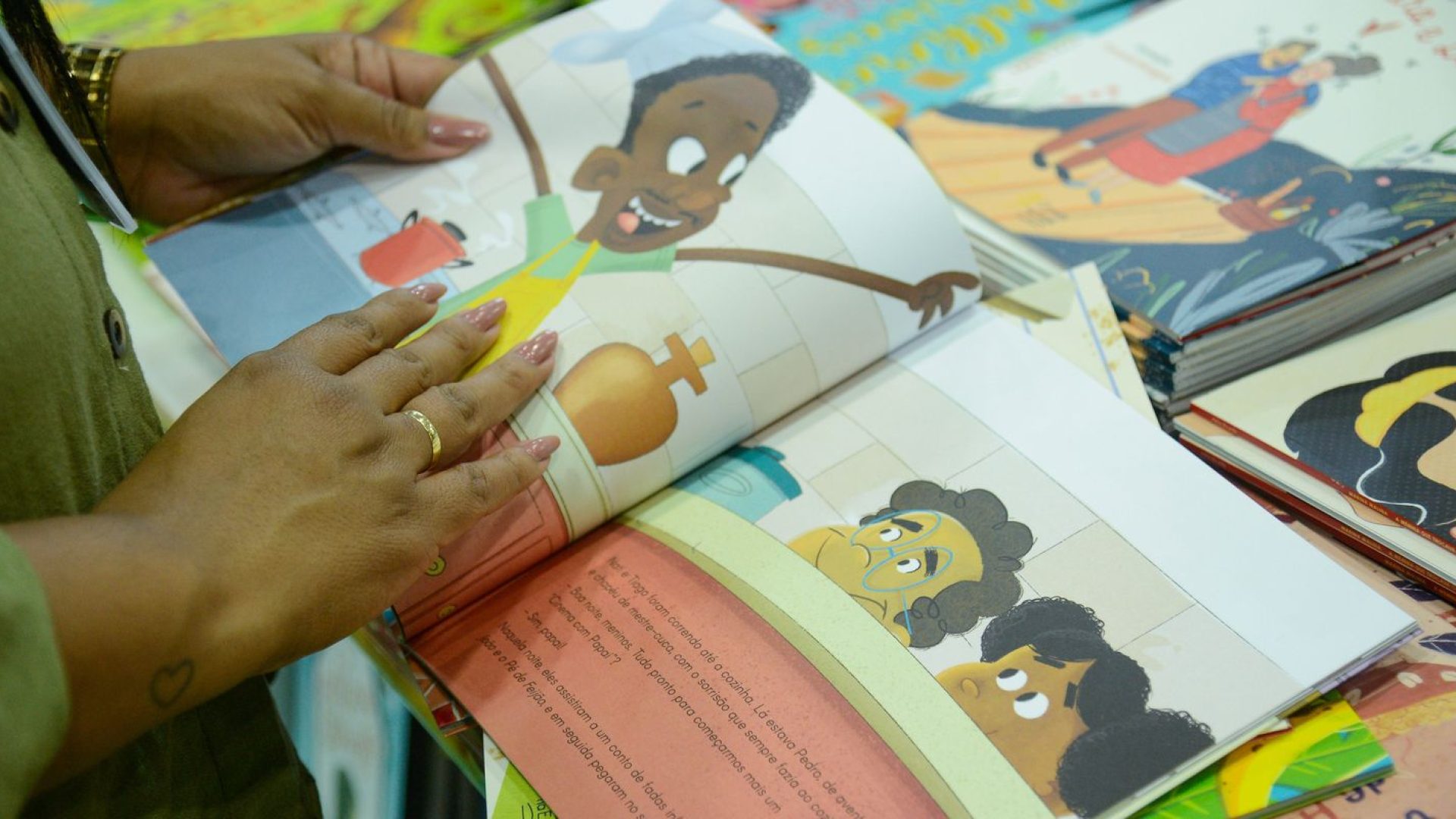 Bienal nas Escolas entra em clima de Copa para estimular leitura no RJ