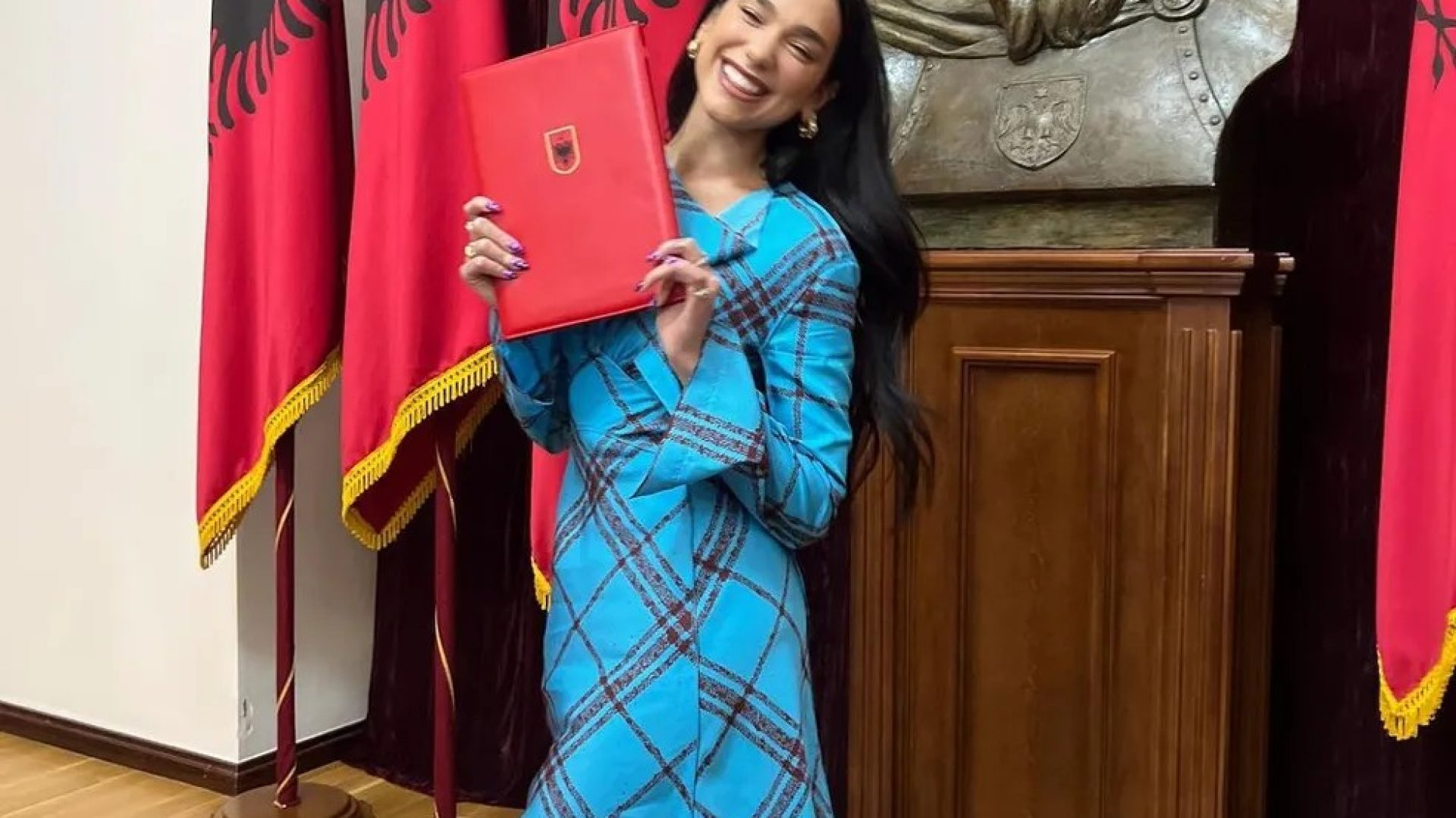 Dua Lipa apoia protestos na Albânia contra projeto vinculado à família Trump