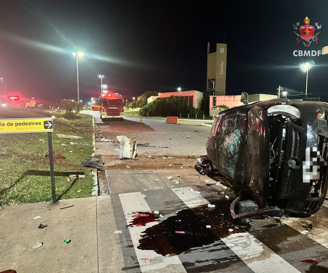Carro derruba poste e capota em via do BRT no Gama