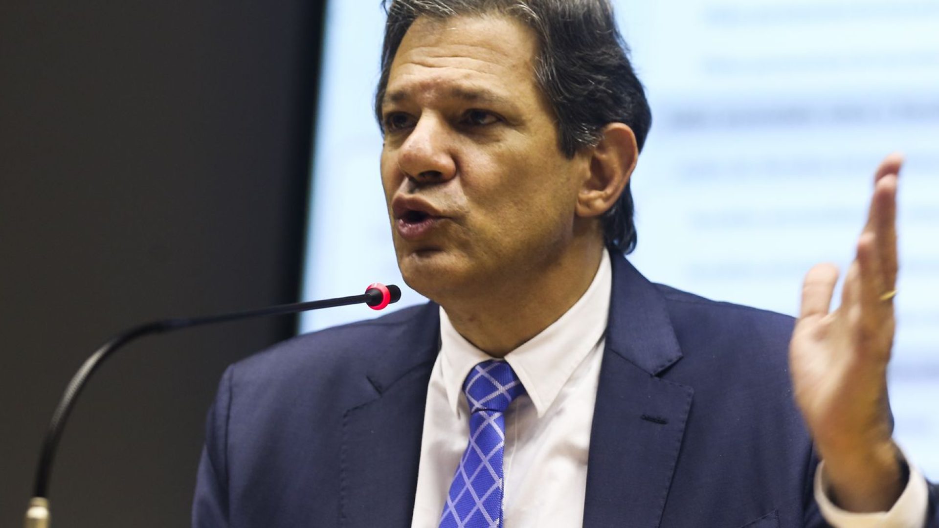 Medidas de corte de gastos serão inseridas em novo projeto, diz Haddad