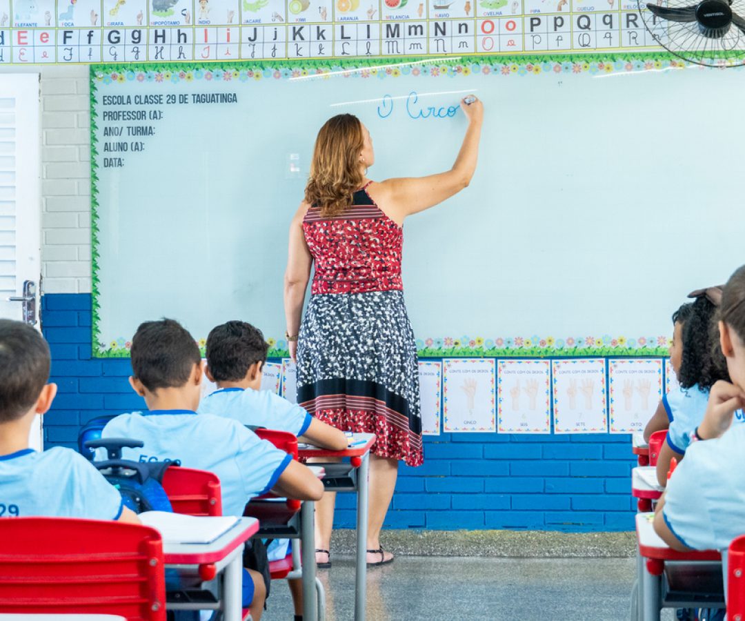 SEEDF lança SipaeDF em seminário de avaliação educacional no DF
