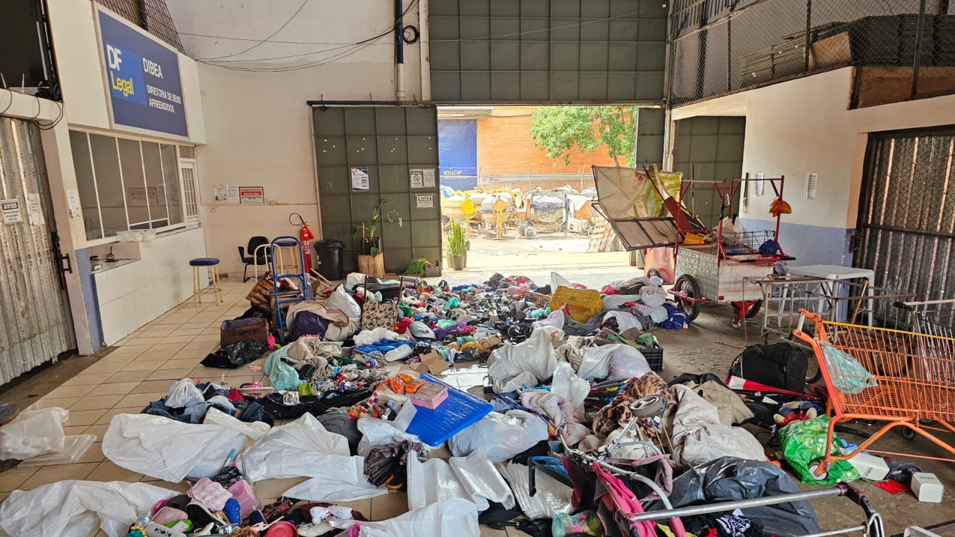 GDF realiza operação contra comércio irregular no centro de Ceilândia