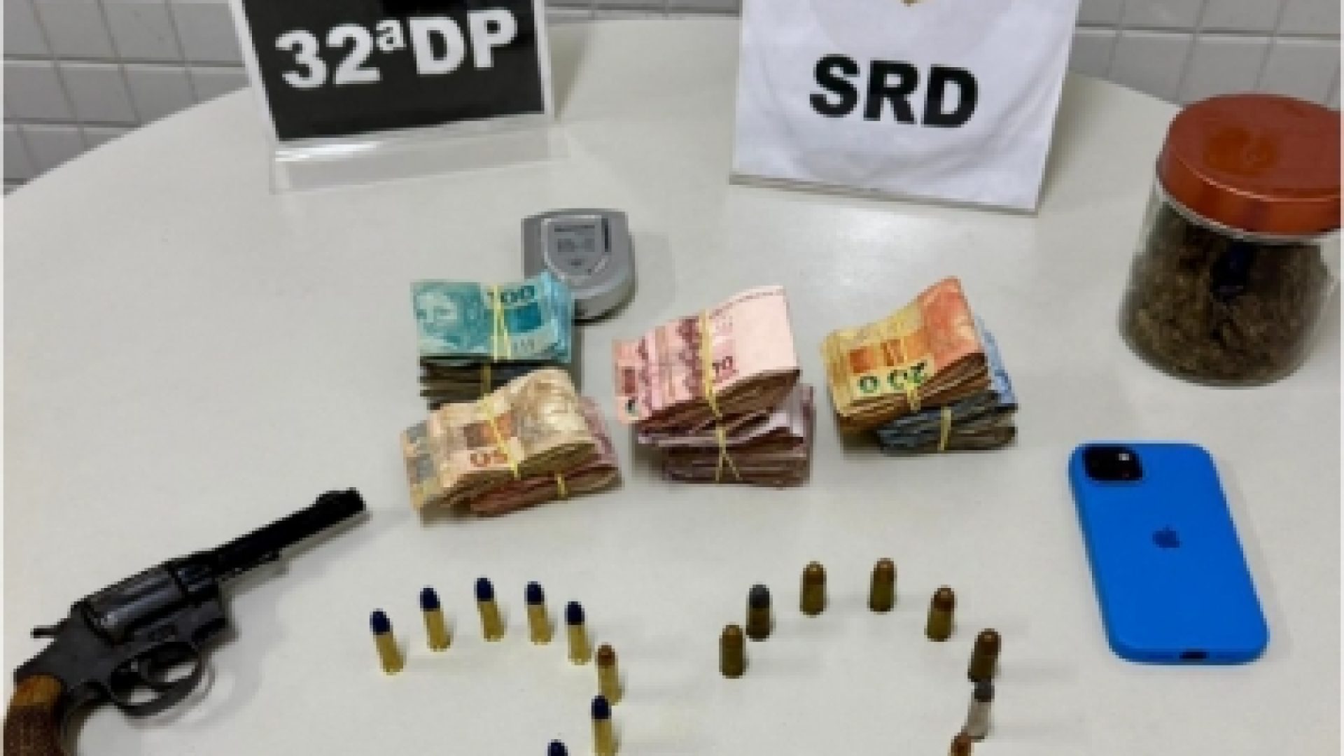 PCDF prende acusado de tráfico de drogas e porte de arma de fogo