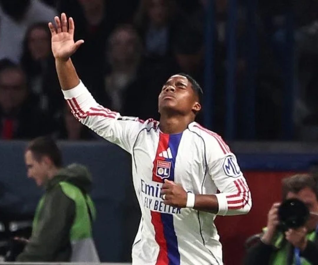 Com gol de Endrick, Lyon vence na visita ao PSG e deixa título em aberto