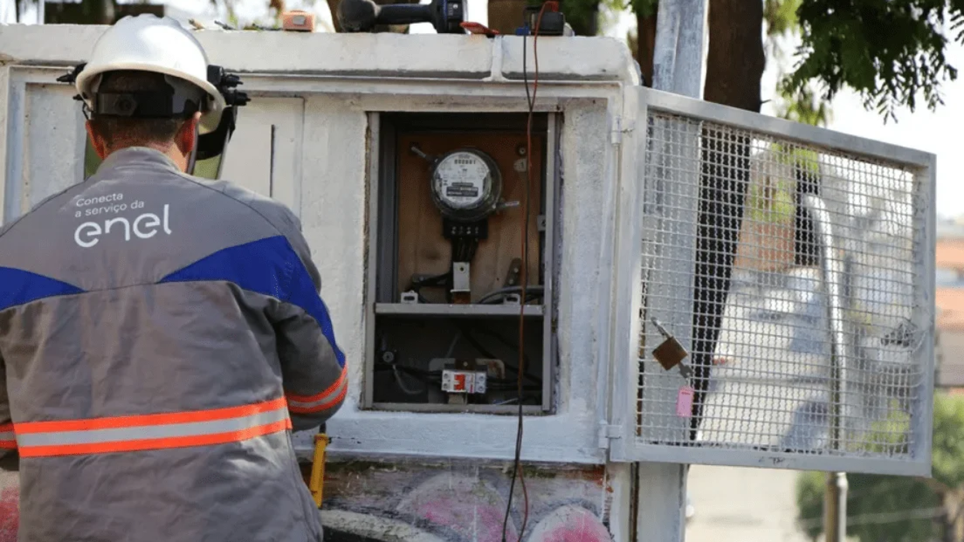 Enel diz ter religado energia em todos pontos afetados por chuva após uma semana