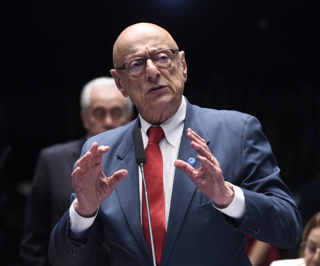 À bancada, em pronunciamento, senador Esperidião Amin (PP-SC).