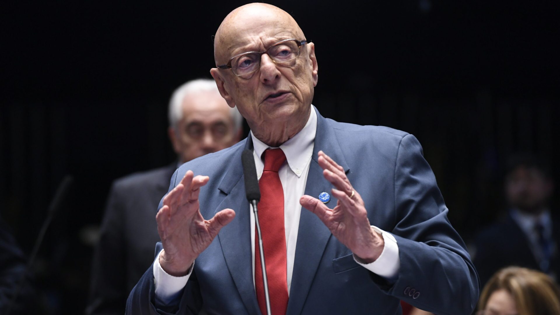 À bancada, em pronunciamento, senador Esperidião Amin (PP-SC).