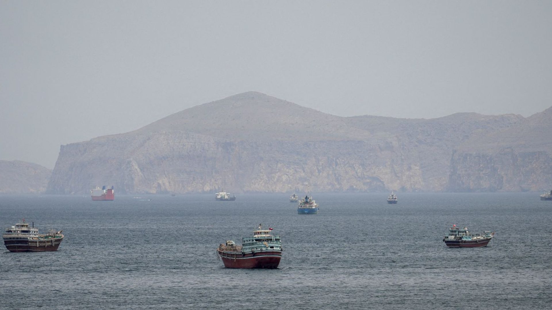 Mísseis atingem navio de guerra dos EUA que tentava entrar em Ormuz