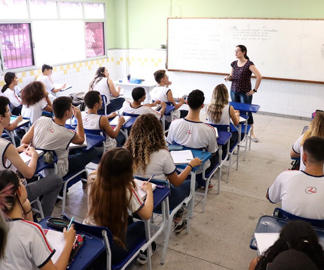 Lei garante licença remunerada para pós-graduação de professores da rede pública — Senado Notícias