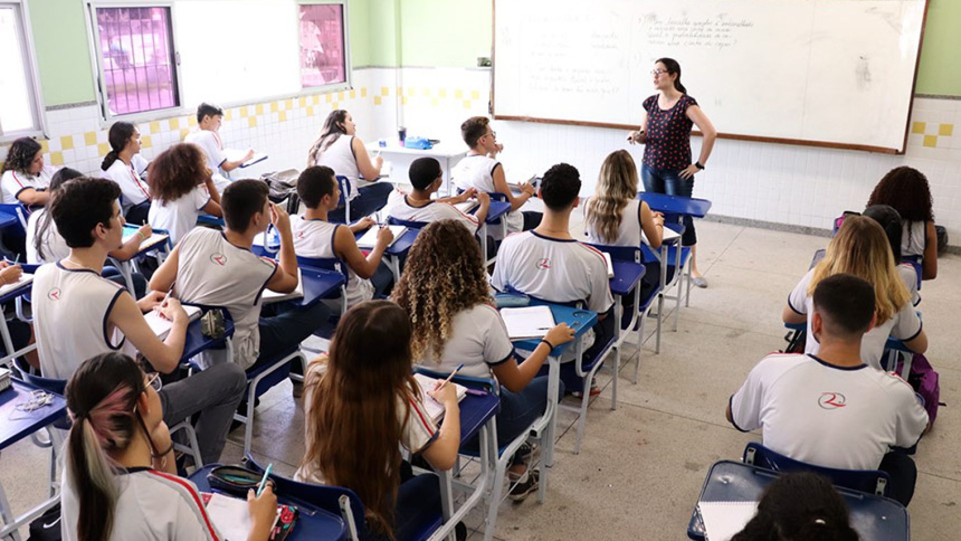 Lei garante licença remunerada para pós-graduação de professores da rede pública — Senado Notícias