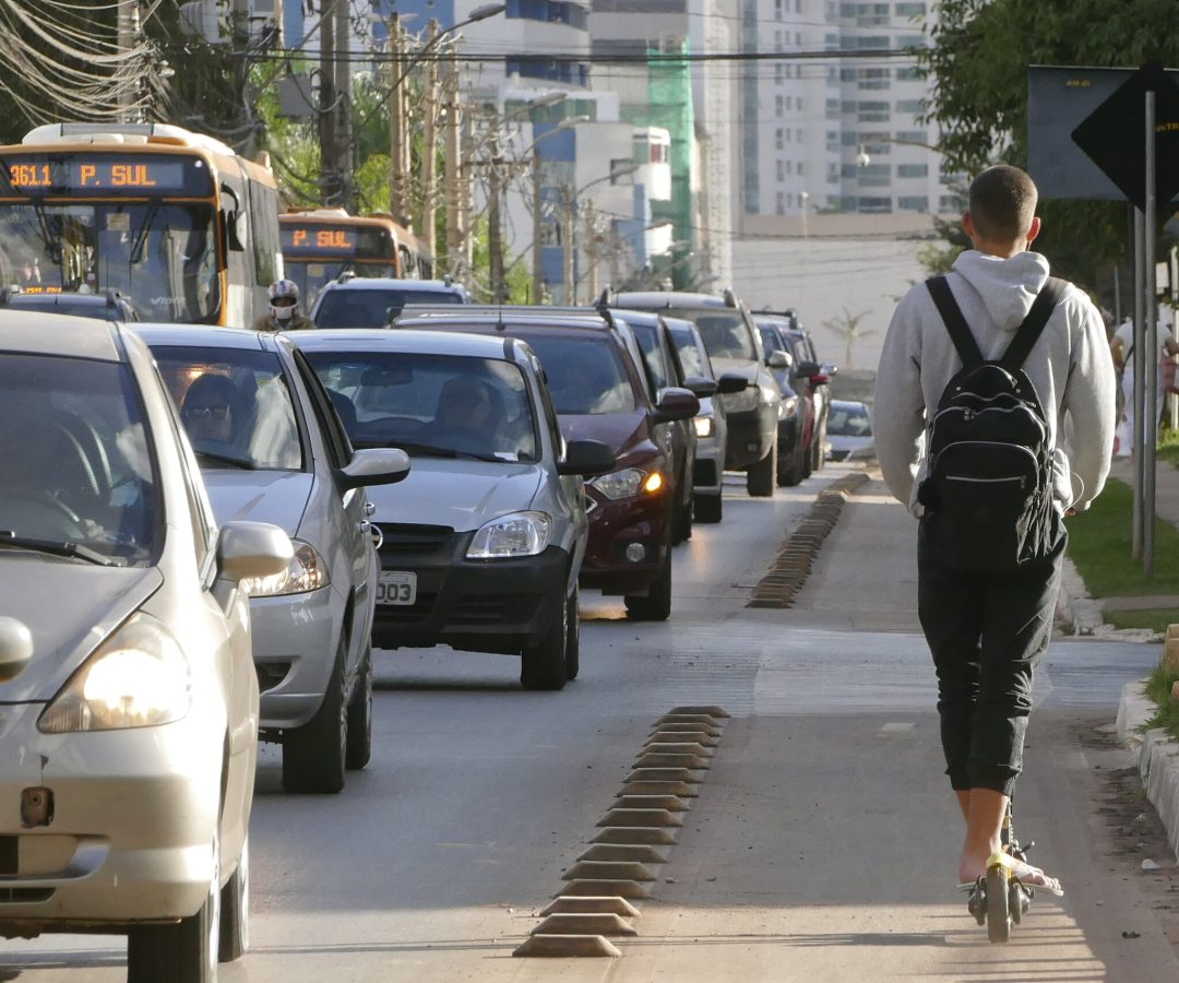 Veículos alternativos de transporte de passageiros, como os patinetes, podem ser uma maneira de diminuir o trânsito nas cidades, mas a segurança ainda é uma preocupação de especialistas que participaram de audiência pública nesta quinta-feira (23). O debate foi feito pela Subcomissão de Mobilidade Urbana, ligada à Comissão de Direitos Humanos (CDH).