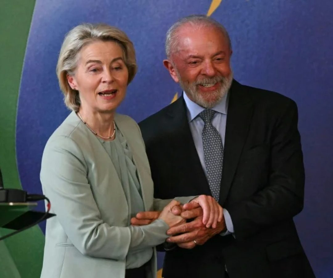 O presidente Luiz Inácio Lula da Silva (D) e a presidente da Comissão Europeia, Ursula von der Leyen, em imagem de arquivo