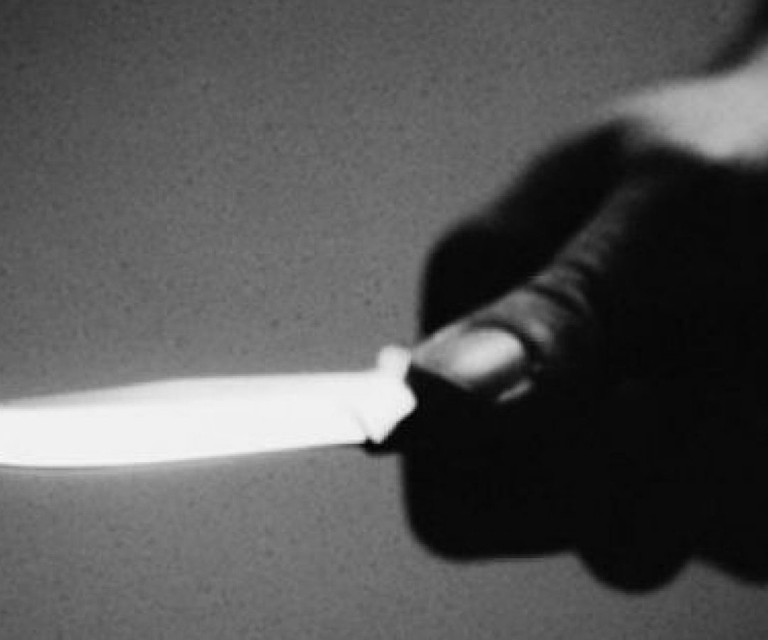 Homem é preso após tentar matar companheira a facadas diante dos filhos em São Sebastião