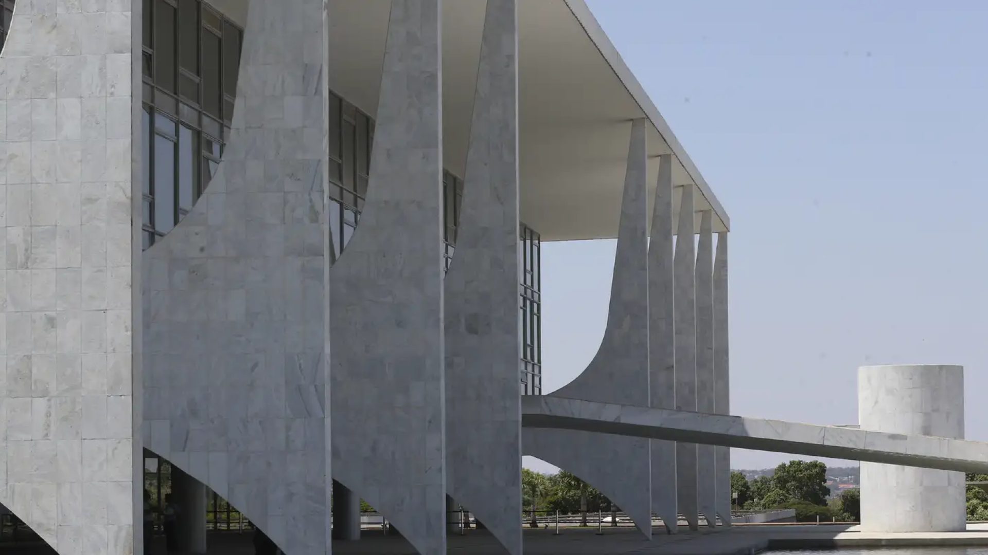 Saiba quais as atribuições do presidente da República e governadores