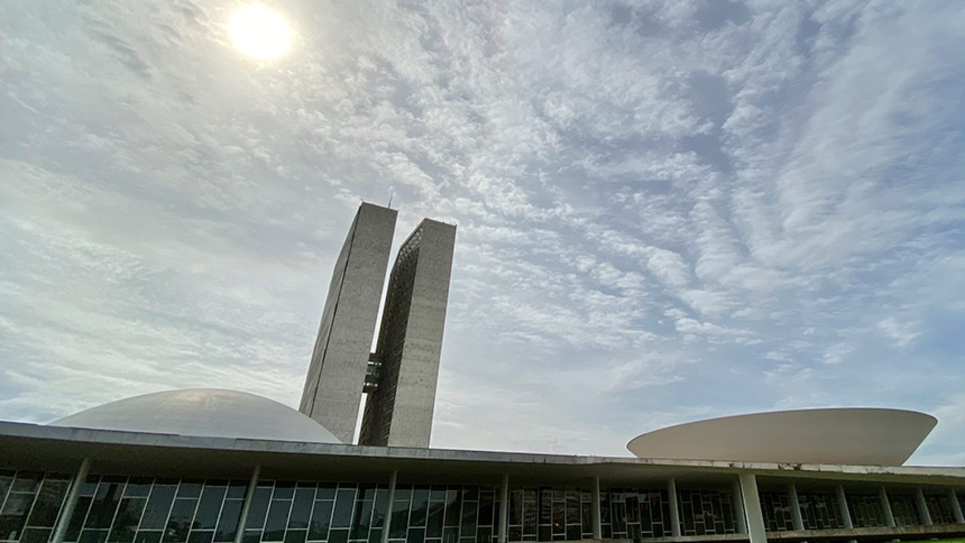 As cúpulas abrigam os plenários da Câmara dos Deputados (côncava) e do Senado Federal (convexa), enquanto que nas duas torres - as mais altas de Brasília, com 100 metros - funcionam as áreas administrativas e técnicas que dão suporte ao trabalho legislativo diário das duas instituições.
