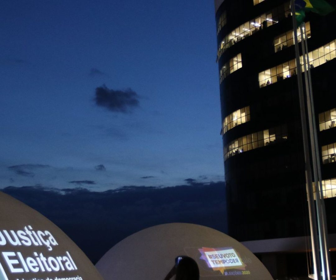 TSE adia decisão sobre suspensão de pesquisa de voto para presidente