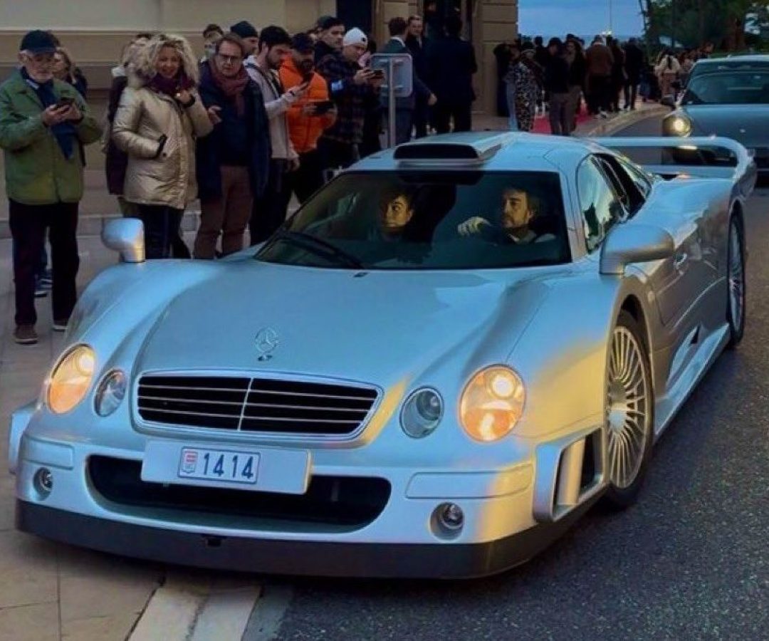 Alonso 'desfila' com carro raro avaliado em R$ 60 milhões