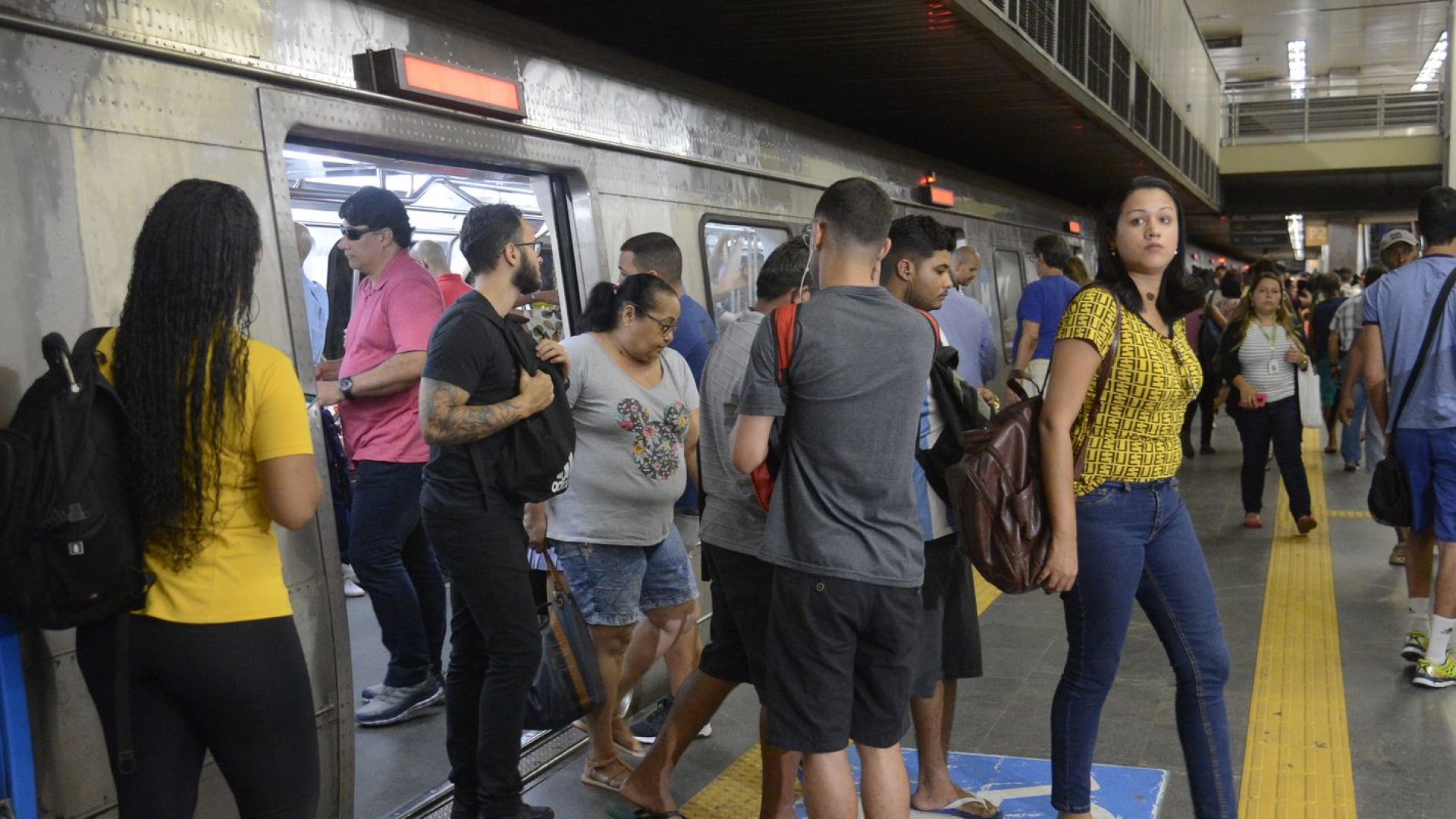 Metrô do Rio resolve problema de sinalização e trens voltam a operar