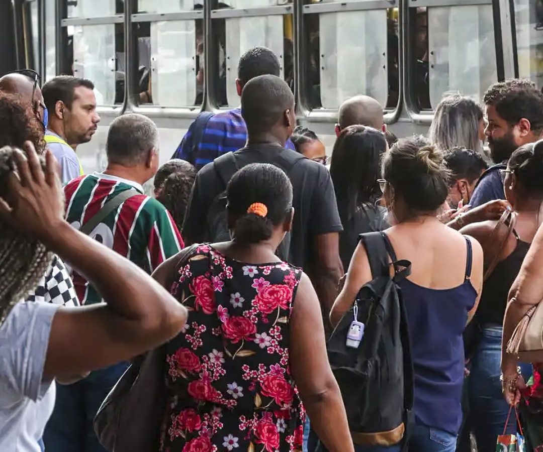 Número dos que procuram emprego há mais de 2 anos cai 17,8%, diz IBGE