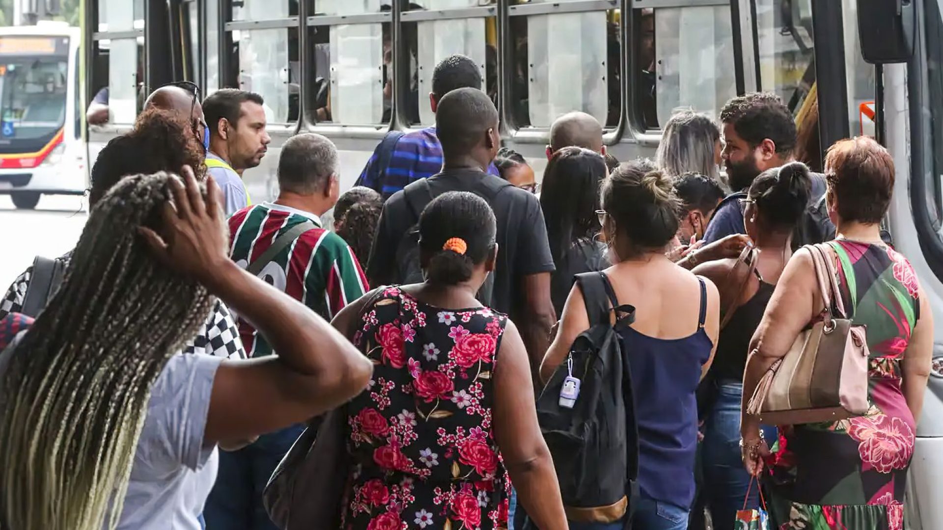 Número dos que procuram emprego há mais de 2 anos cai 17,8%, diz IBGE