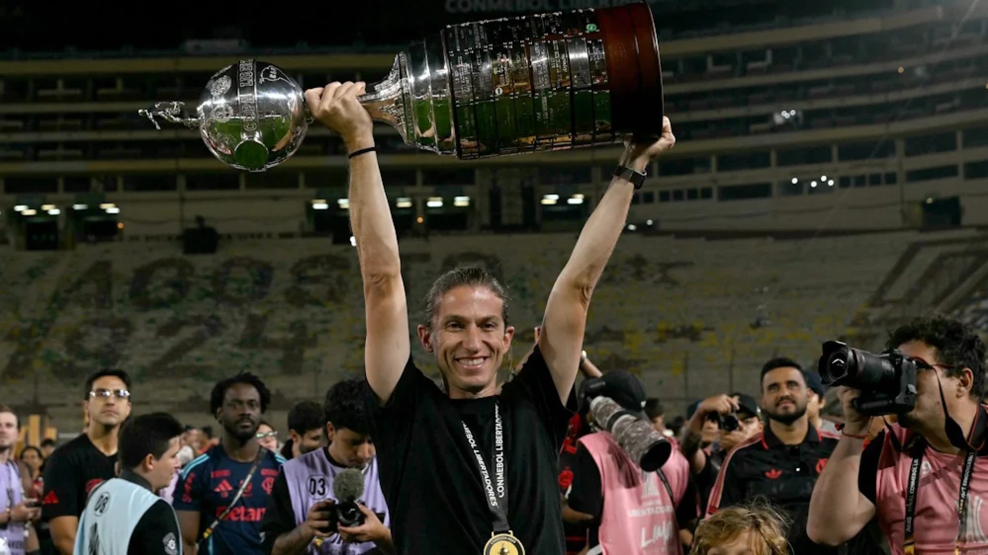Técnico Filipe Luís é demitido do Flamengo após goleada sobre Madureira por 8 a 0