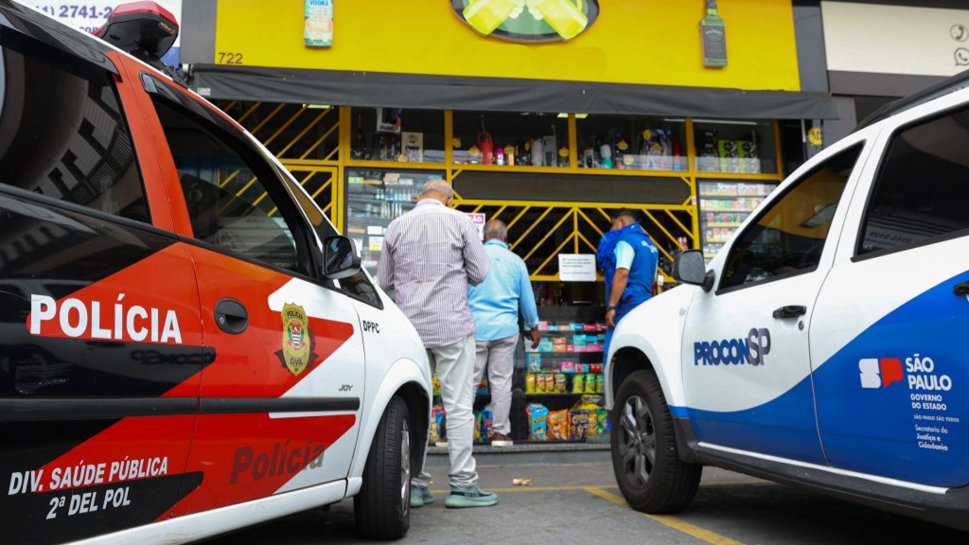 Fiscal usa luz em garrafa durante ação de fiscalização contra falsificação de bebidas. Foto: Pablo Jacob/Governo de São Paulo
