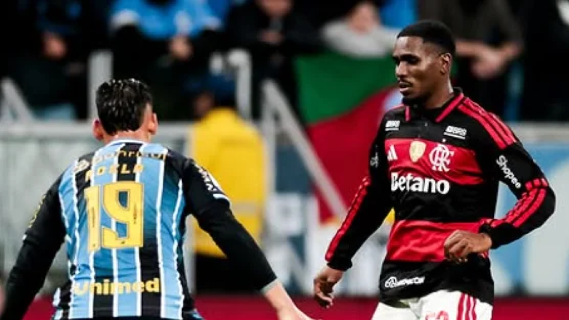 Flamengo vence o Grêmio fora de casa e encosta no líder Palmeiras