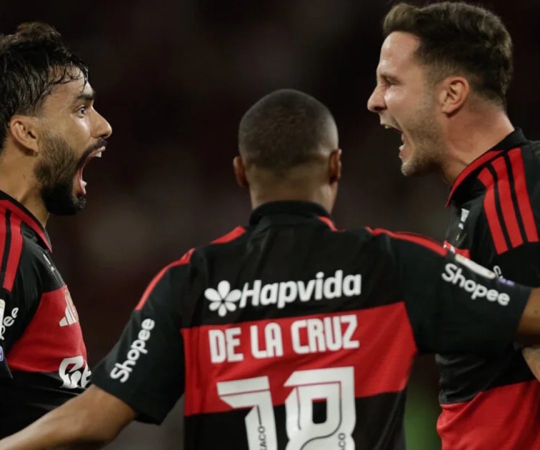 Flamengo vence o Bahia no Maracanã e continua na cola do Palmeiras