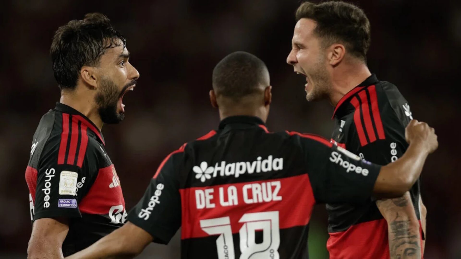 Flamengo vence o Bahia no Maracanã e continua na cola do Palmeiras