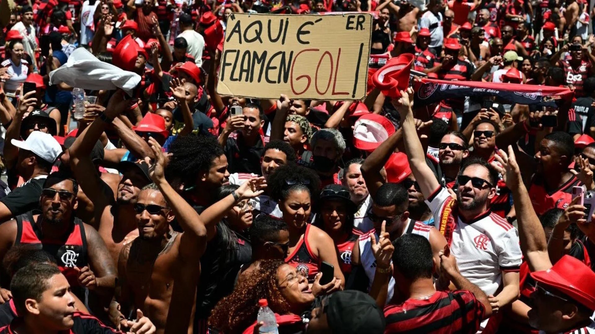 Imagens: Flamengo é recebido com festa no Rio após conquista da Libertadores
