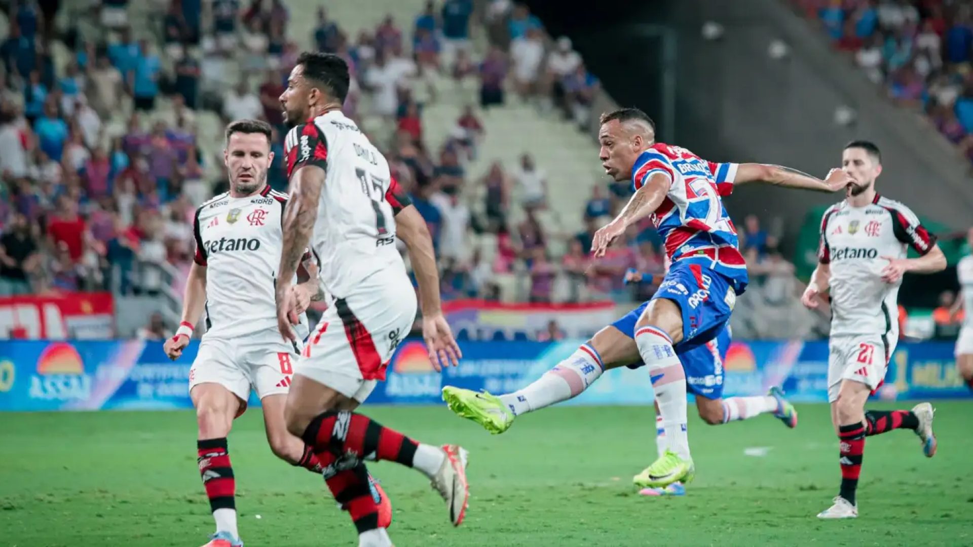 Flamengo tropeça e Palmeiras pode abrir na liderança do Brasileirão