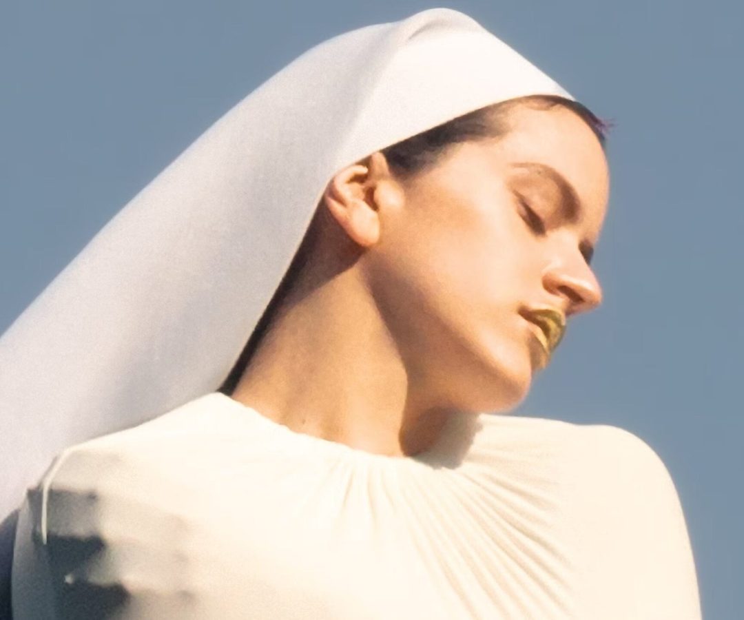 Como é o novo disco de Rosalía, que diz ser Deus, faz louvor e vai do pop à ópera