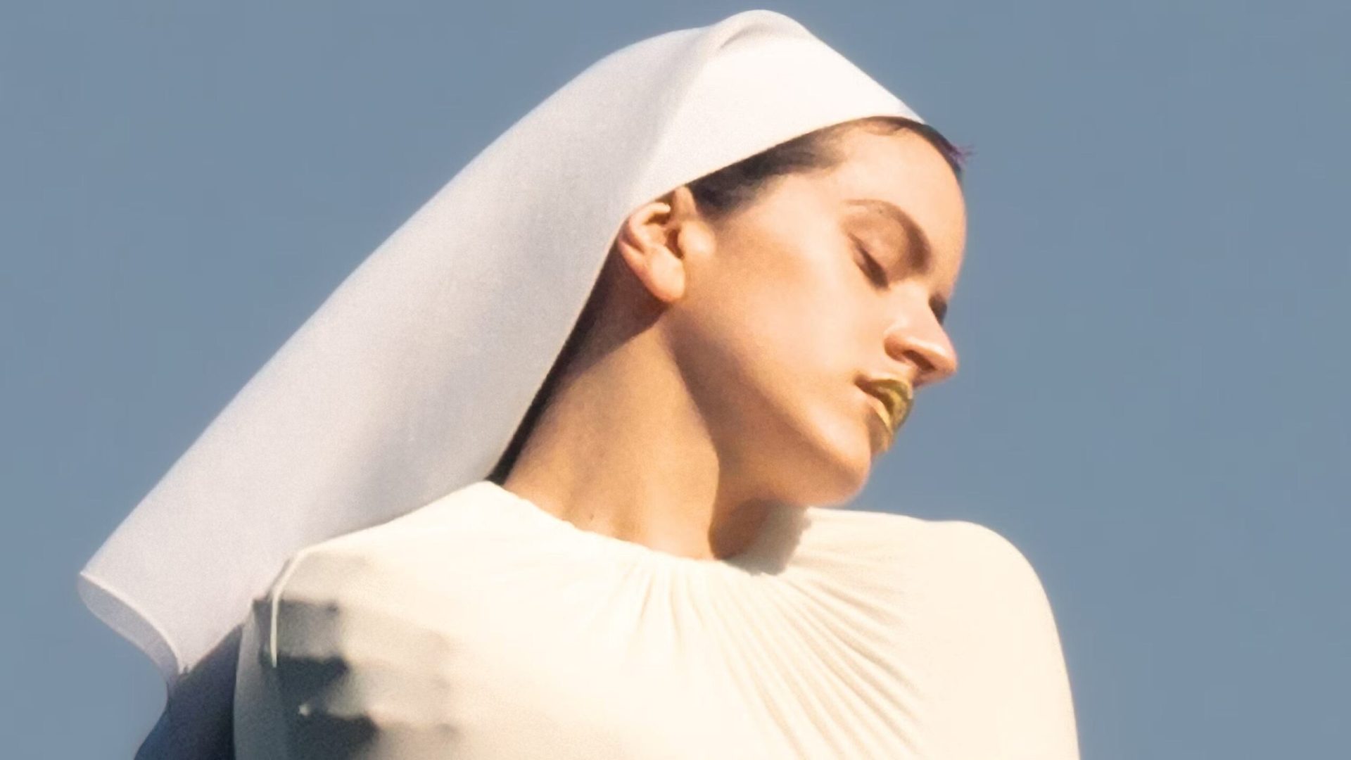 Como é o novo disco de Rosalía, que diz ser Deus, faz louvor e vai do pop à ópera