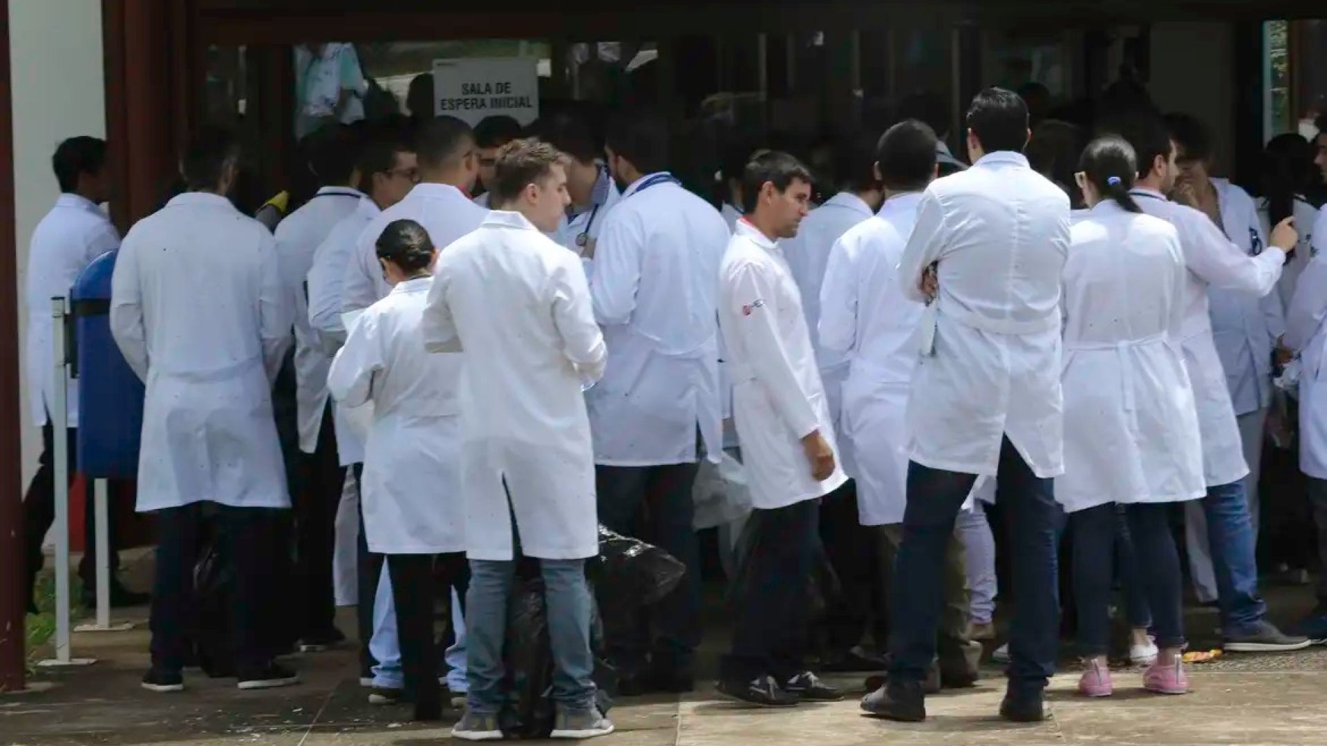 Provas do concurso médico da HU Brasil ocorrem neste domingo em todo o país