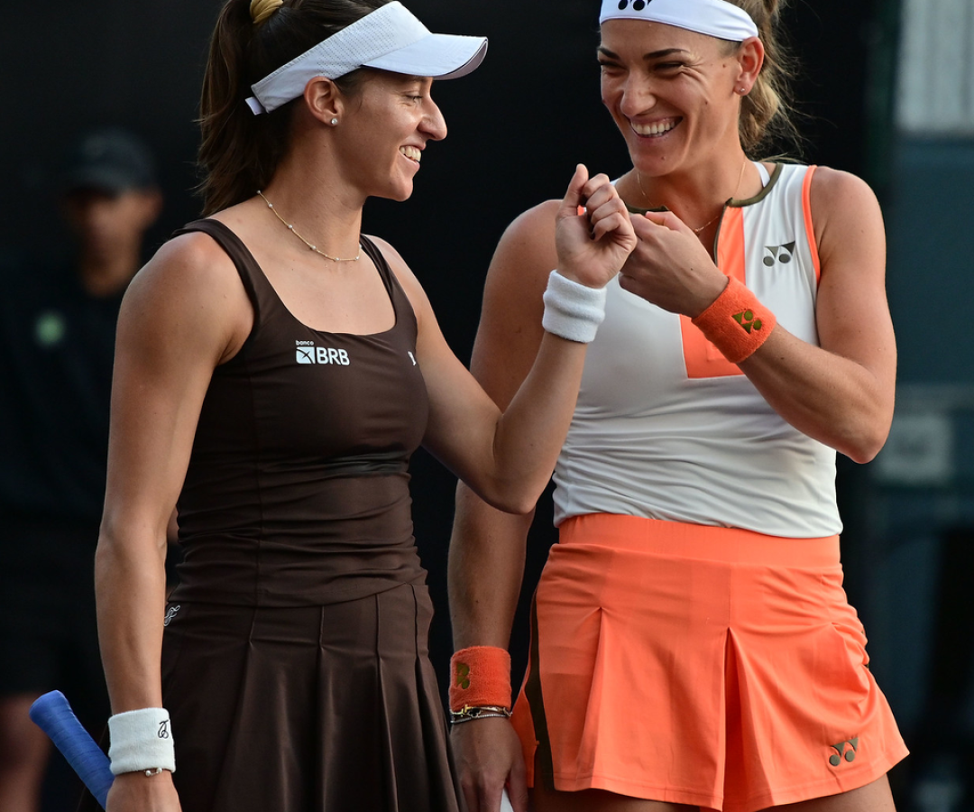 Dupla de Stefani vira sobre atual campeã e vai à semi do WTA Finals