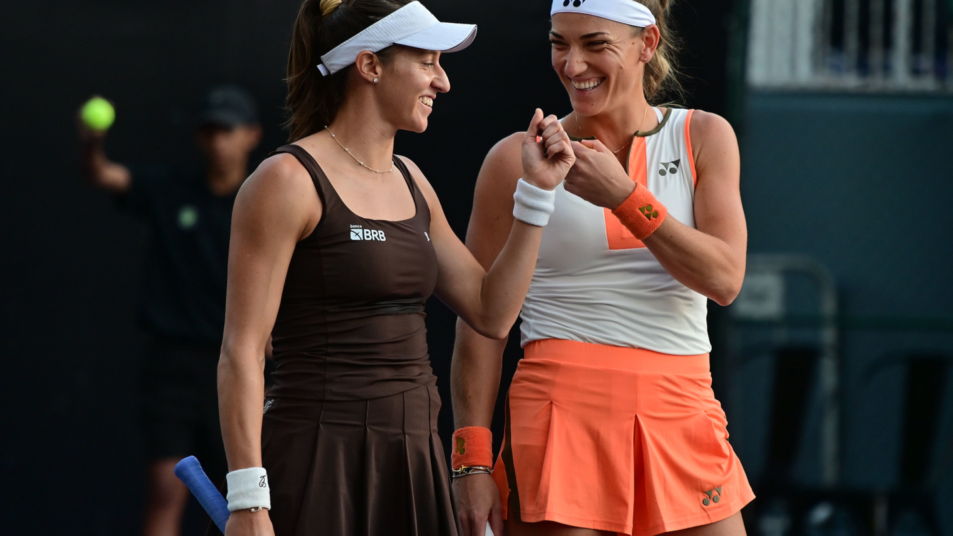 Dupla de Stefani vira sobre atual campeã e vai à semi do WTA Finals