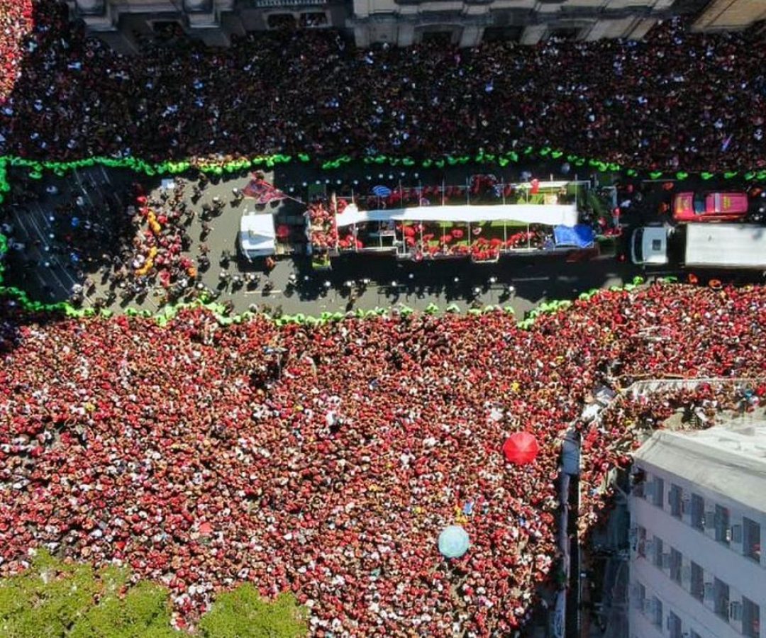 Famílias se juntam à multidão para festejar título do Flamengo no RJ
