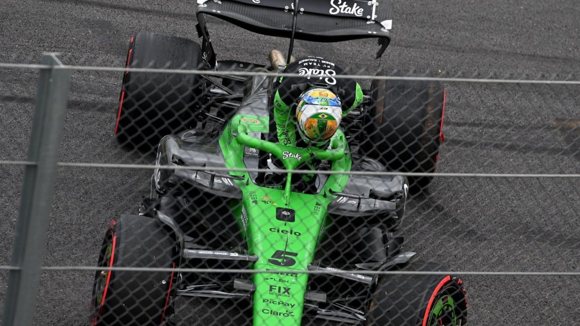 Bortoleto bate na 1º volta do GP de São Paulo e abandona