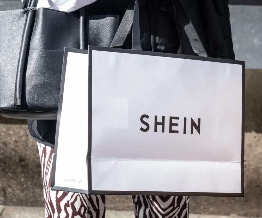 Shein enfrenta resistência a plano de abrir lojas físicas na França, principalmente em Paris, capital da moda