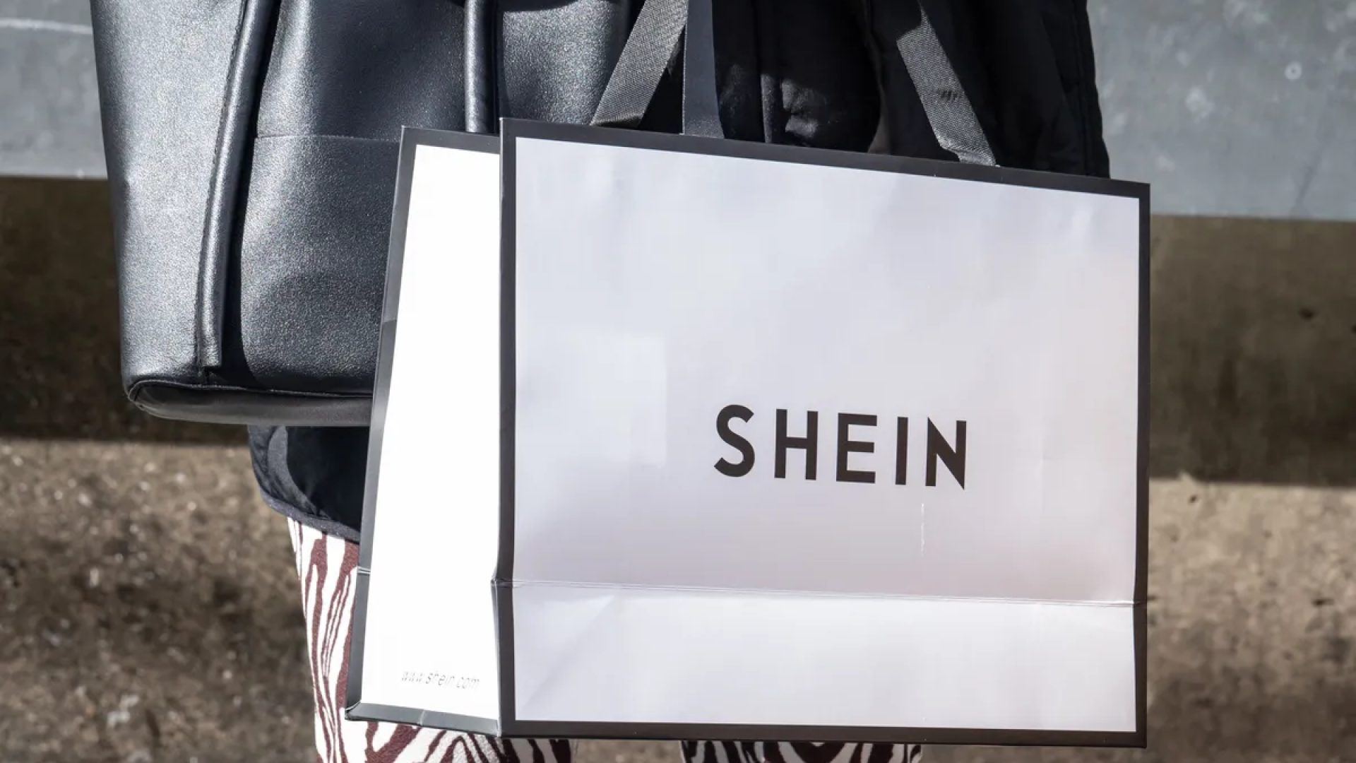Shein enfrenta resistência a plano de abrir lojas físicas na França, principalmente em Paris, capital da moda